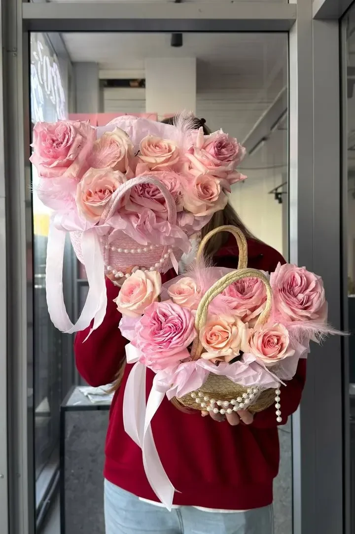 Пионовидные розы в корзине PIONFLO