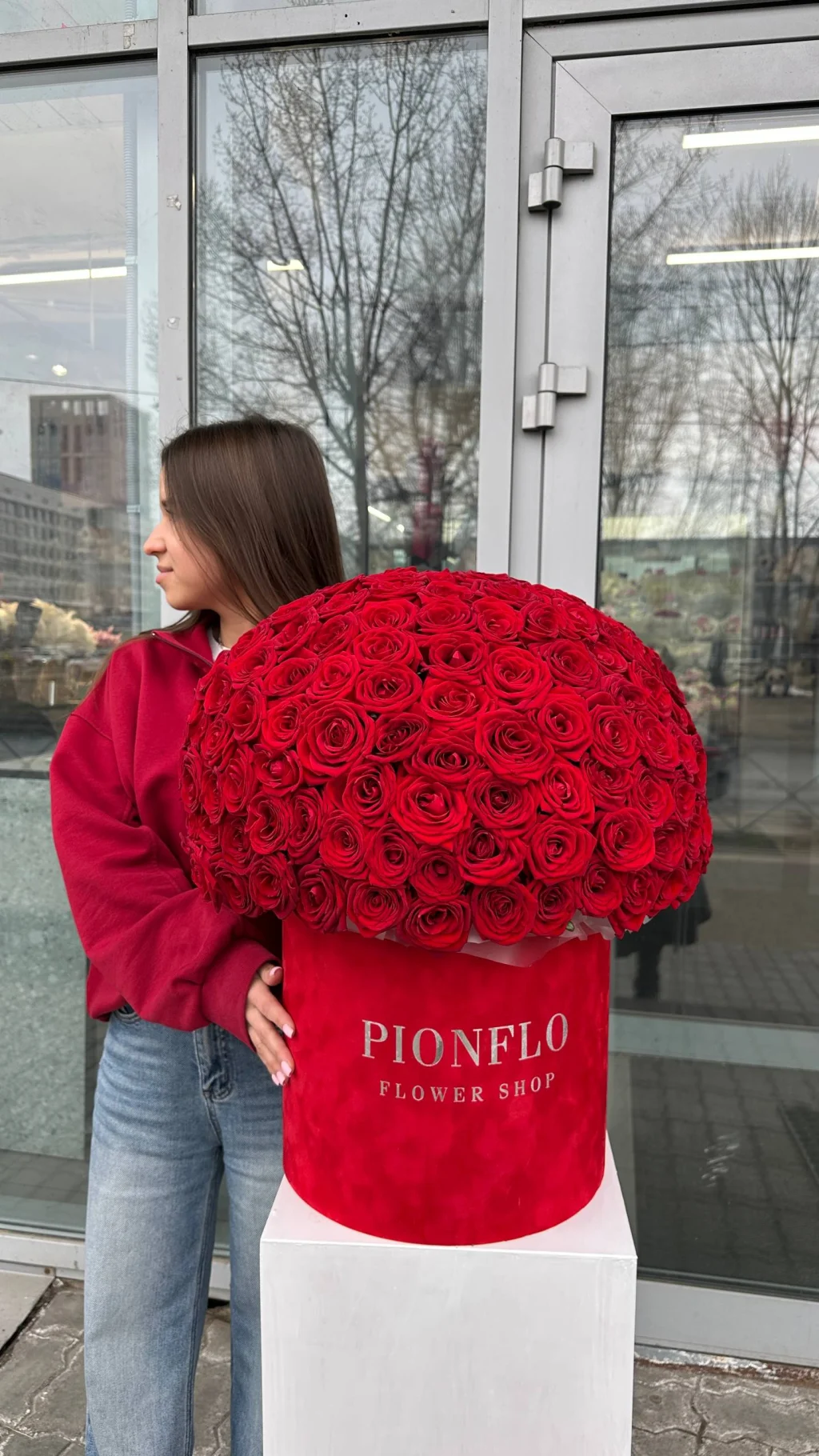 Шикарная коробка с красными розами от PIONFLO
